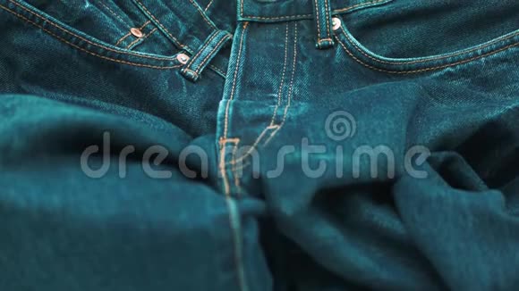 特写蓝牛仔牛仔裤倾斜向上拍摄选定焦点视频的预览图