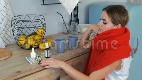 患病妇女在家喝茶吃药视频的预览图