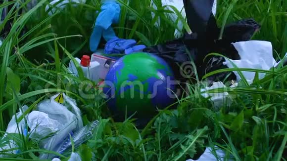 地球球落在塑料垃圾堆上有造成全球污染的危险视频的预览图