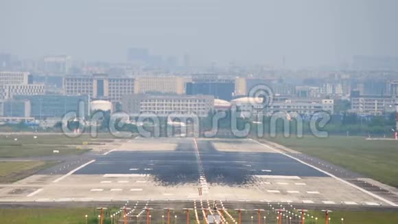商用飞机在成都国际机场降落视频的预览图