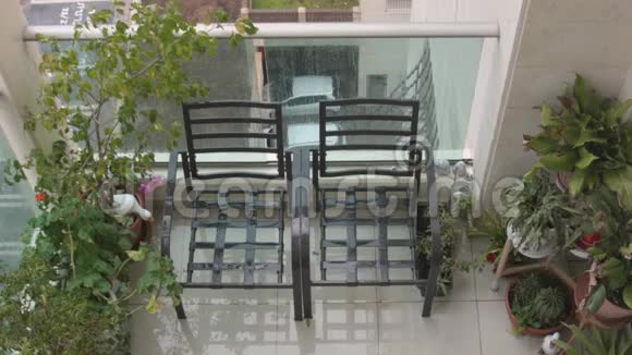 两把椅子和一个阳台上的花园视频的预览图