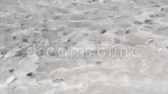 咸水盐咸湖死海透明水视频的预览图