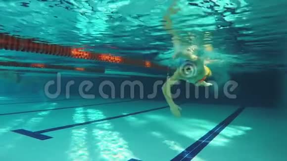 水下景色游泳者在游泳池中游着爬行视频的预览图