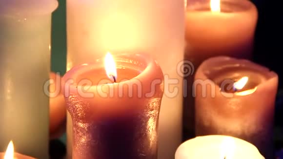 一组燃烧蜡烛的特写视频视频的预览图