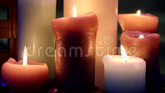 黑暗中的蜡烛全景视频视频的预览图