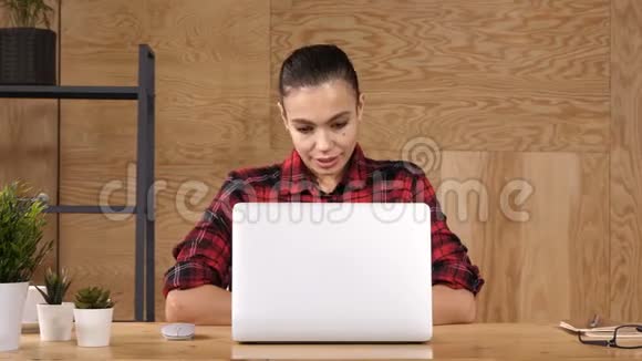 女企业家在笔记本电脑上看东西微笑着视频的预览图