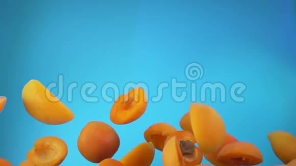 酸辣的杏半部在蓝色背景上反弹视频的预览图