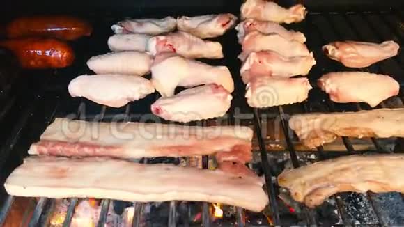 烤架上有培根香肠黑布丁和鸡翅视频的预览图
