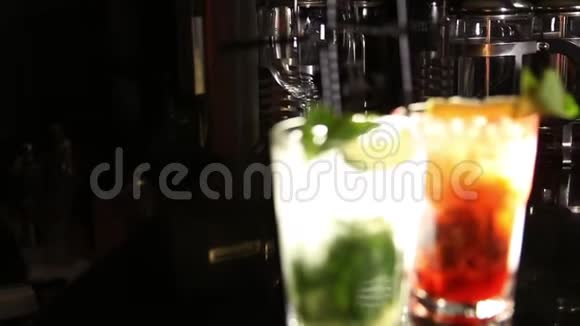 两杯莫吉托鸡尾酒绿色和红色复制空间相机倒飞过去视频的预览图