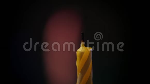 火柴点燃了黄色的节日蜡烛美丽的倒影围绕着火然后火焰熄灭宏观视频的预览图