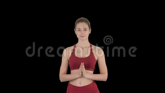 健身模型准备做utthitaparsvakonasana姿势阿尔法通道视频的预览图