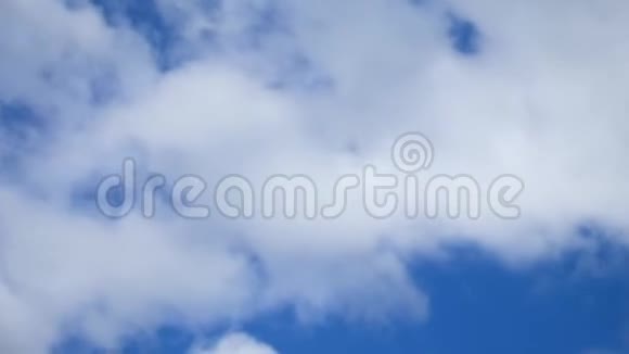 云彩被风移动背景上有蓝天视频的预览图