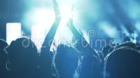 在音乐会上女歌迷为音乐乐队鼓掌视频的预览图