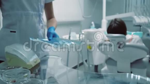 口腔手术用的医疗器械戴手套的牙医会在视频的预览图