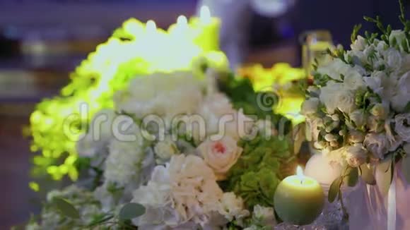 婚礼装饰玻璃瓶中的蜡烛烛台上的婚礼蜡烛白色玫瑰婚礼装饰视频的预览图
