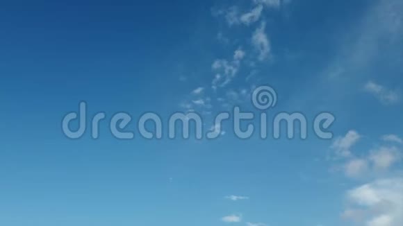 时间流逝晴朗的天空和蓝色背景白色卷云和影响视频的预览图