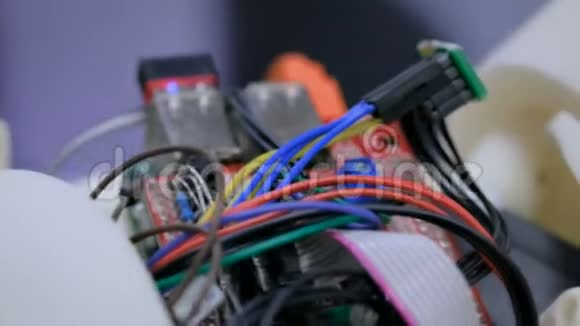 有电线和芯片的机器人大脑视频的预览图