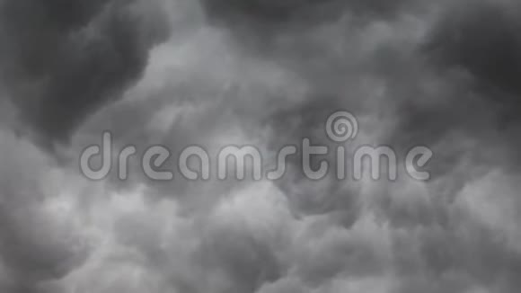 暗雷暴云的4k时间推移为背景设计而飞越穆迪天空视频的预览图
