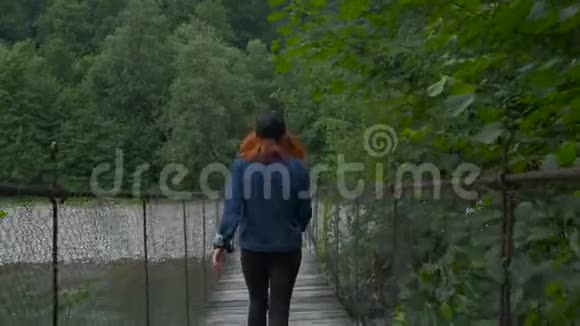 小女孩走在吊桥上视频的预览图