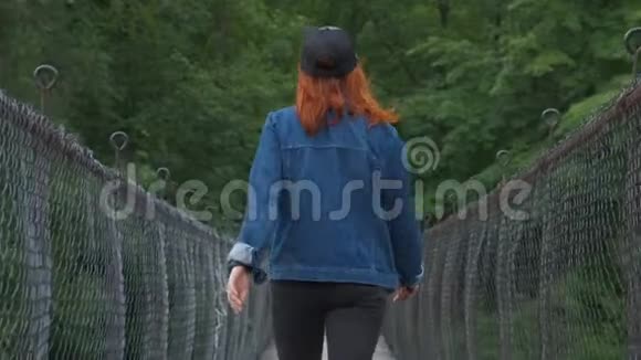 小女孩走在吊桥上视频的预览图