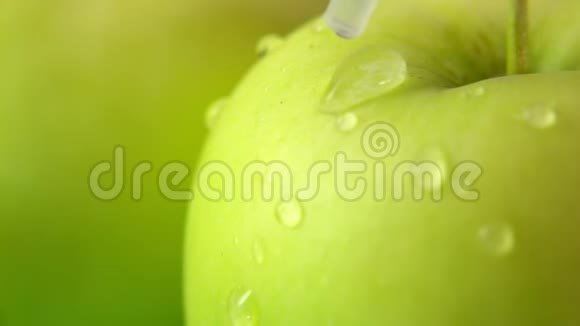 水滴顺着一个大的多汁绿苹果流下来视频的预览图