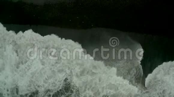 暴风雨中的黑海鸟瞰视频的预览图