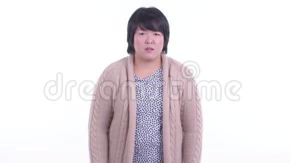 穿着超重的亚洲女人在冬天得到坏消息视频的预览图