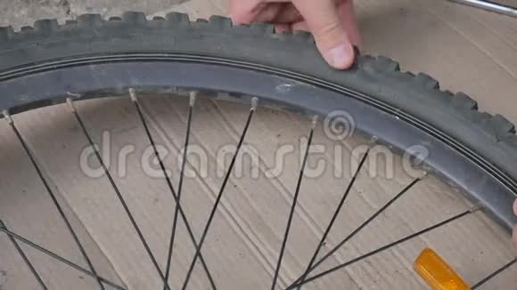 自行车修理工或修理工修理轮胎自行车双手合拢自行车轮胎爆胎视频的预览图