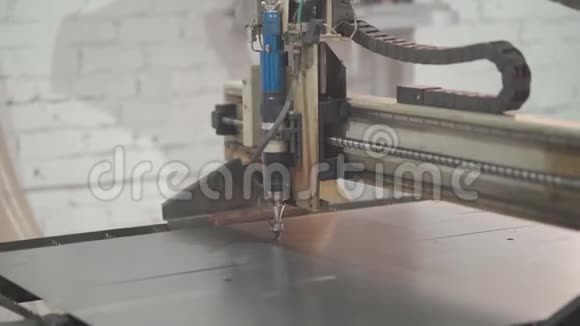 手工金属切削和零件自动线焊视频的预览图