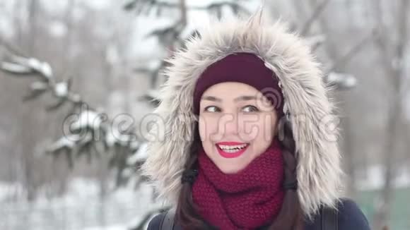 美丽的年轻女孩在浪漫的心情微笑和喜悦的降雪视频的预览图