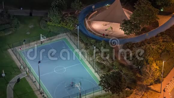 位于迪拜一个受欢迎的住宅区JumeirahLakesTowers区Timeelapse公园的篮球场视频的预览图