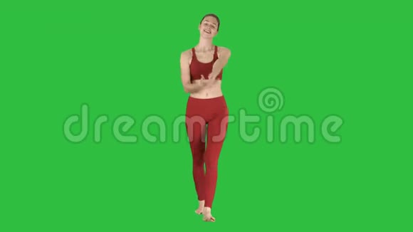 年轻女子在绿色屏幕上伸展双手穿着瑜伽服Chroma键视频的预览图