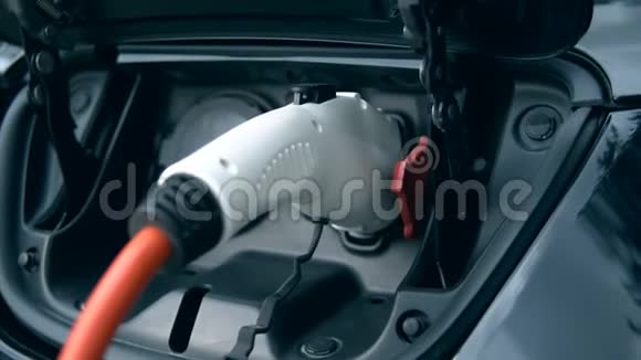 现代充电器插入电动车创新电动混合动力汽车充电视频的预览图