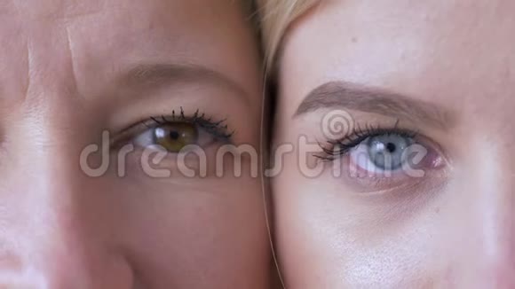 几代人的比较白种人的妈妈和女儿的眼睛挨着一个看着镜头视频的预览图