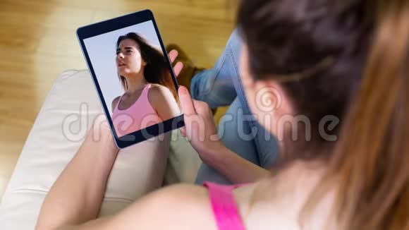 平板电脑屏幕显示妇女正在制作视频的预览图