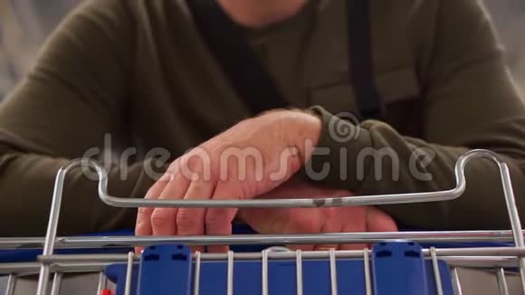 一个人在超市里拿着一辆手推车买产品视频的预览图