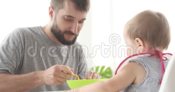 父亲给小女儿喂食物视频的预览图