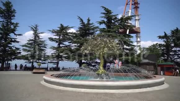位于格鲁吉亚第比利斯市上方的Mtatsminda公园中央喷泉视频的预览图