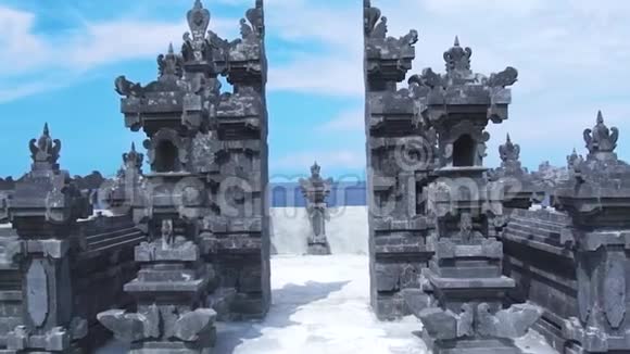 传统的巴厘岛建筑大门到印度教寺庙的蓝色海洋和天空景观古代的海天神庙大门视频的预览图