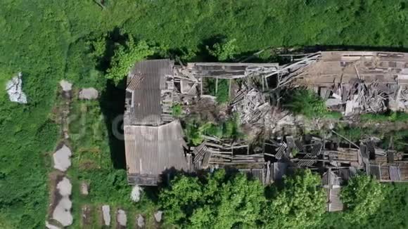 最高的无人机飞行超过摧毁的农场视频的预览图
