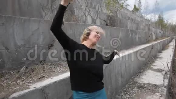金发女人在大理石台阶上跳舞视频的预览图