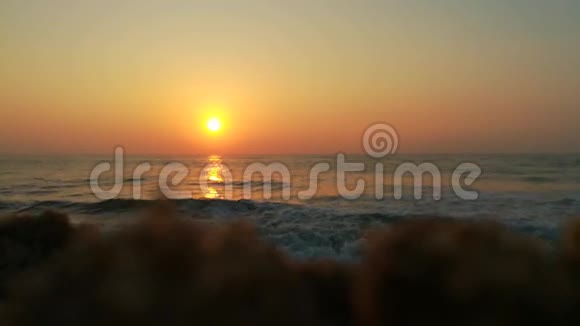 地中海日落日落时橙色多云的天空夜幕降临时的地中海橙色黄昏时美丽的海洋橙色视频的预览图