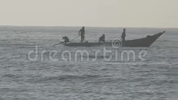 渔民乘传统渔船在桑给巴尔出海很漂亮帆视频的预览图