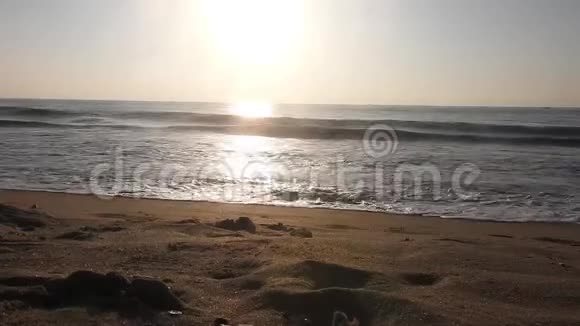 金色的阳光在云后并蔓延到海洋拉德加尔海滩印度美丽的金色夕阳在海滩上与渔民视频的预览图
