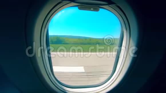 飞机从舷窗起飞视频的预览图
