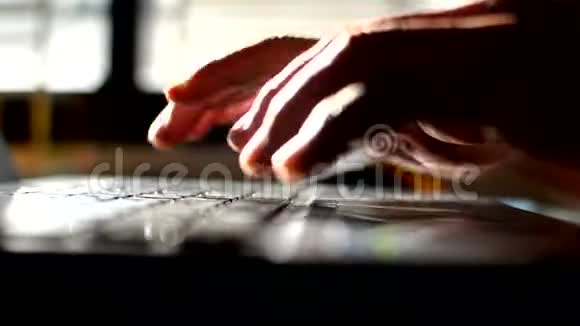 在笔记本电脑上工作视频的预览图