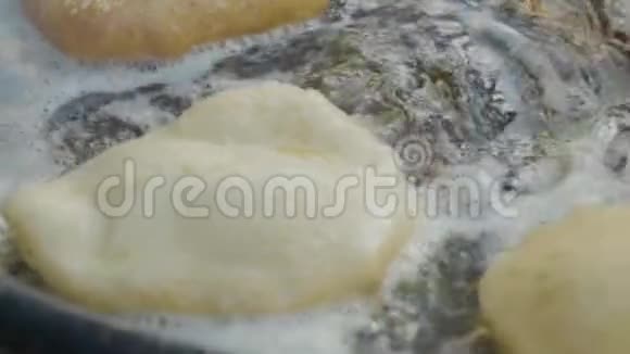 在煎锅里用芝麻煮面包视频的预览图