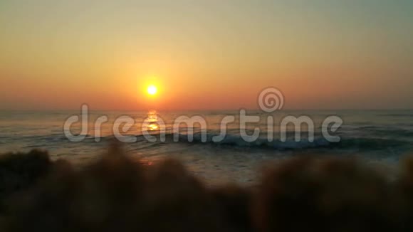 夕阳观海太阳黄日落湖后湖上美丽的日出保护环境太阳落山了视频的预览图