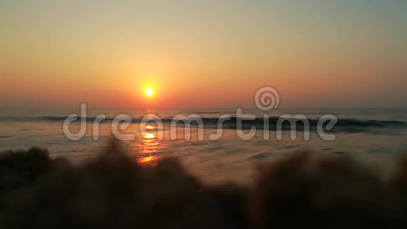 地中海日落日落时橙色多云的天空夜幕降临时的地中海橙色黄昏时美丽的海洋橙色视频的预览图