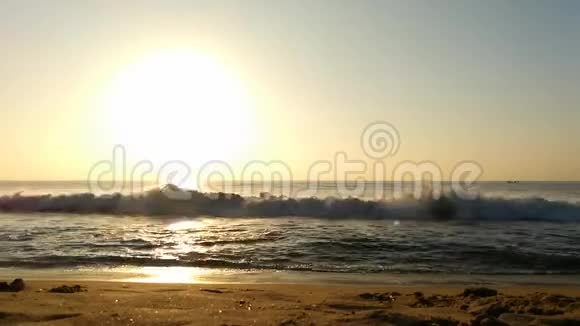 地中海上美丽的日落美丽的地平线日落在印度尼西亚与船和游泳者晚霞红云天视频的预览图